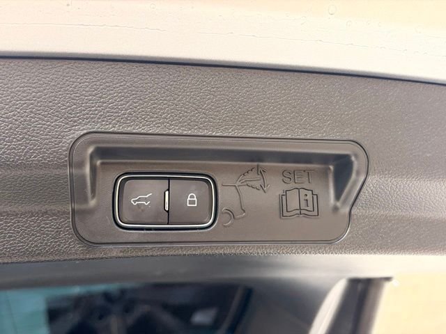 Used 2023 Silver Ford XLT image 3
