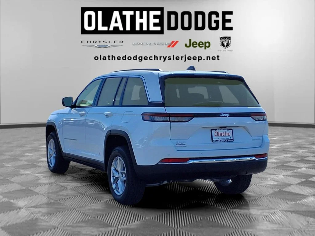 New 2026 Bright White Clear-Coat Exterior Paint Jeep Laredo X image 3