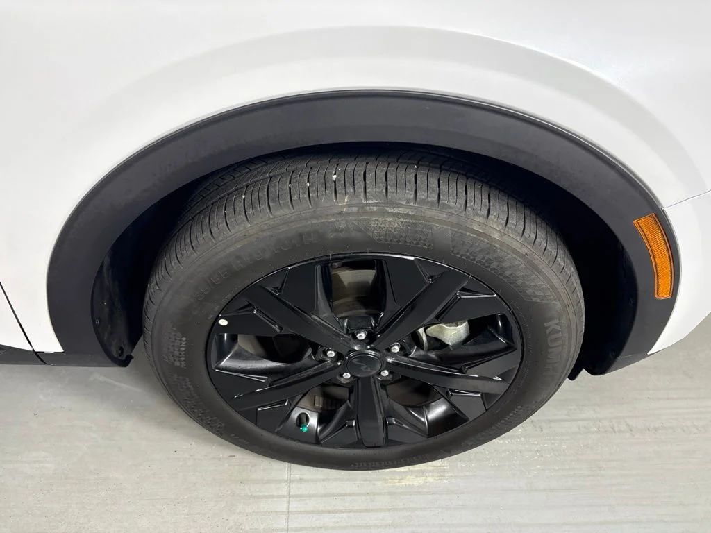 Used 2025 White Kia X-Line image 11