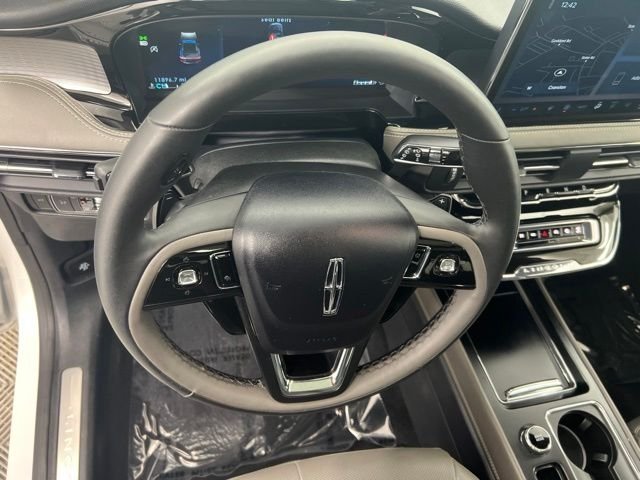 Used 2023 Pristine White Lincoln Standard image 20