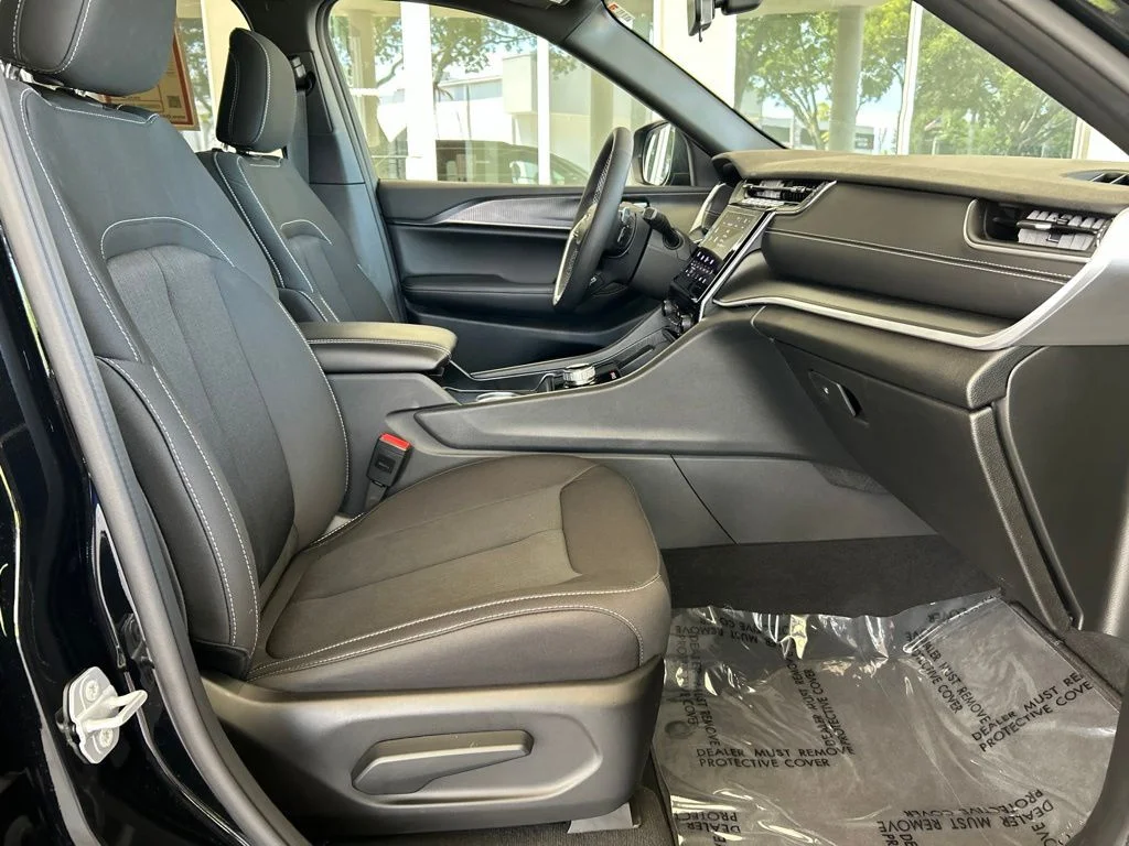 Used 2025 Black Jeep Laredo image 21