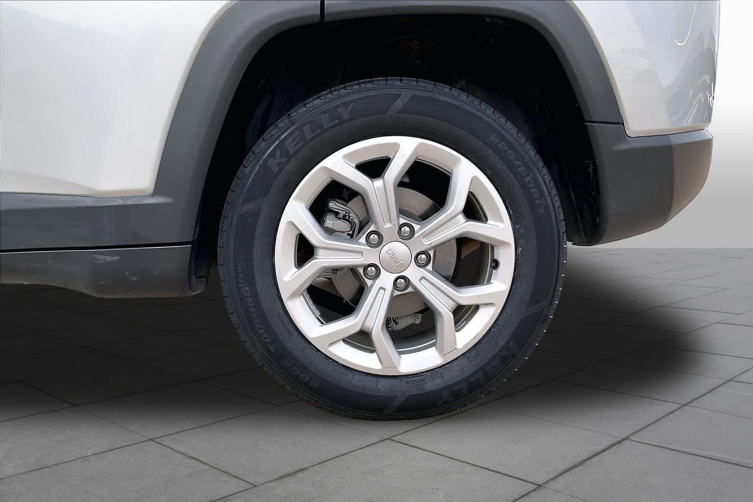 Used 2024 Silver Zynith Metallic Clearcoat Jeep Latitude image 11