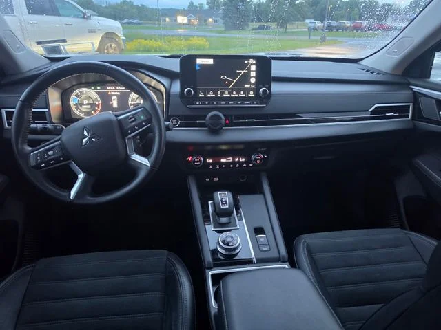 Used 2024  Mitsubishi SE image 11