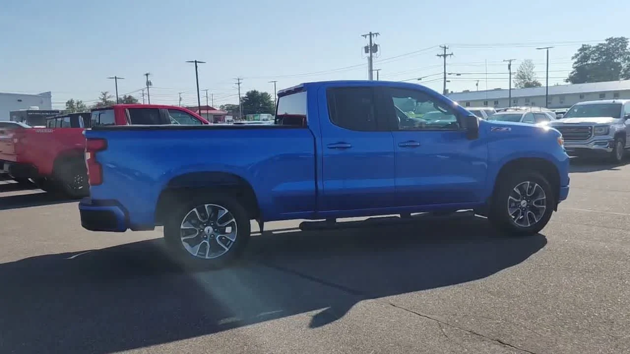 Used 2025 Riptide Blue Metallic Chevrolet RST image 9