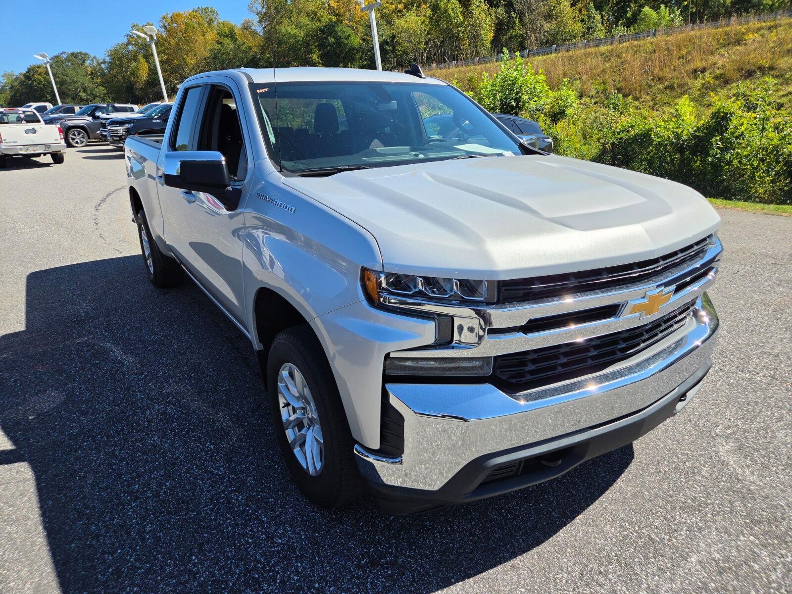 Used 2019 SILVER ICE METALLIC Chevrolet LT image 3