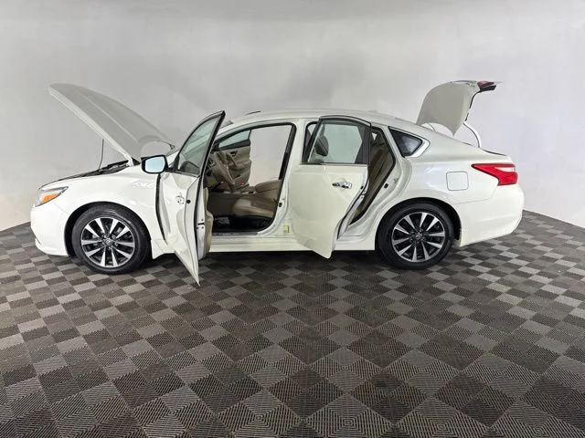 Used 2016 White Nissan 2.5 SL image 9