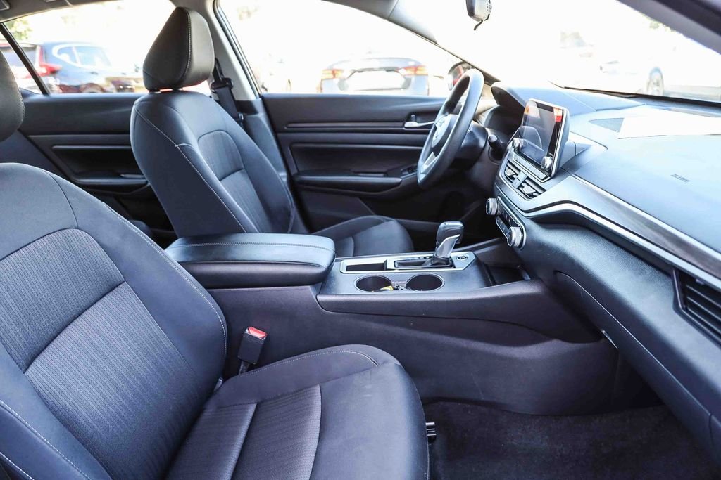2025 Nissan Altima SV - Photo 17