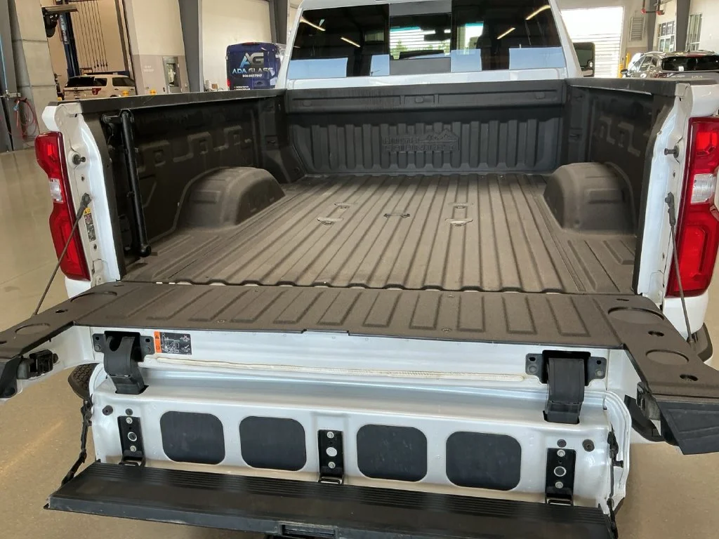 Used 2022 Iridescent Pearl Tricoat Chevrolet High Country image 29