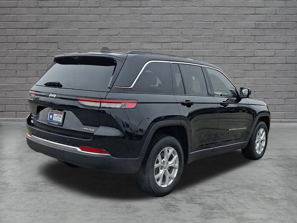 Used 2023 Diamond Black Crystal Pearlcoat Jeep Limited image 12