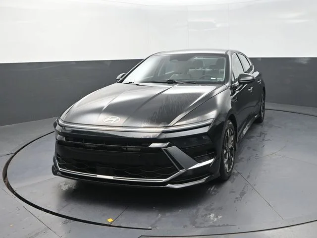 Used 2024 Black Hyundai SEL image 2