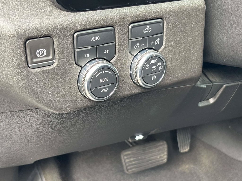 Used 2023 Silver GMC Elevation image 18