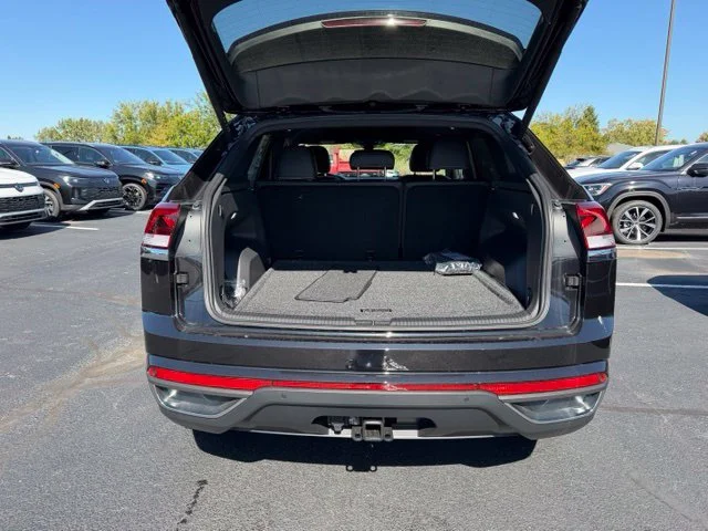 New 2026 Deep Black Pearl Volkswagen 2.0T SE W/TECHNOLOGY image 3