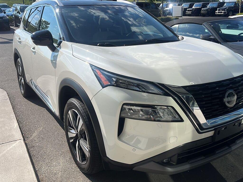Used 2021 Pearl White Tricoat/Super Black Nissan SL image 1