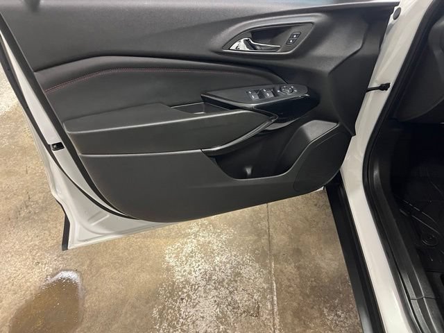 Used 2025 Summit White Chevrolet 2RS image 26
