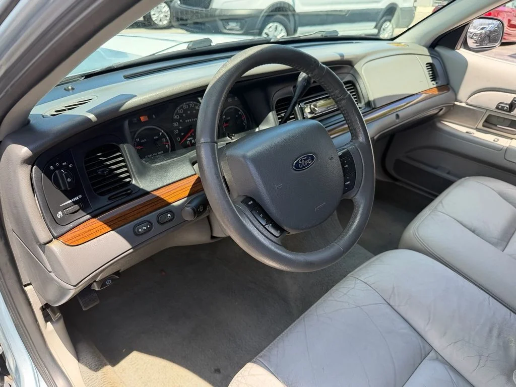 Used 2005 Silver Ford LX image 10