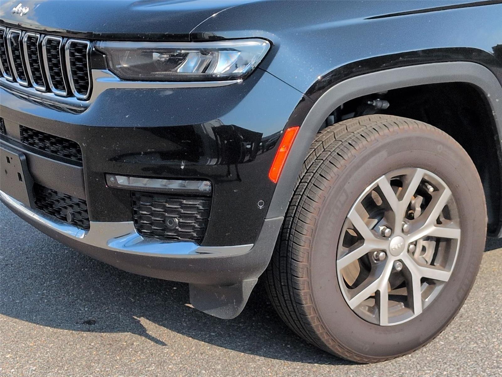 Used 2025 Diamond Black Crystal Pearlcoat Jeep Limited image 9