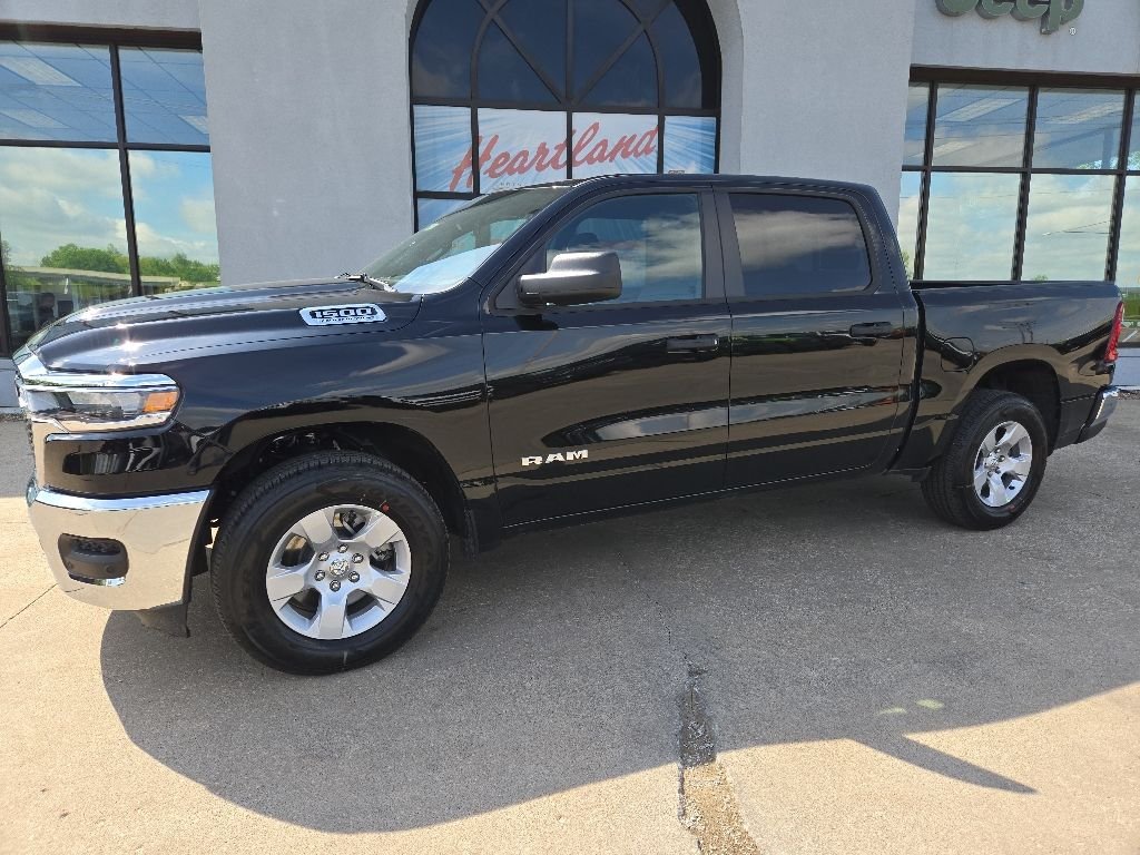 New 2026 Diamond Black Crystal Pearl-Coat Exterior Paint RAM Tradesman image 4