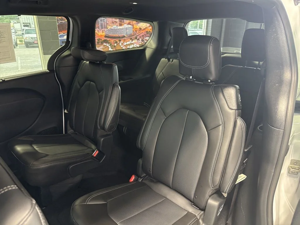 Used 2025 White Chrysler Select image 11