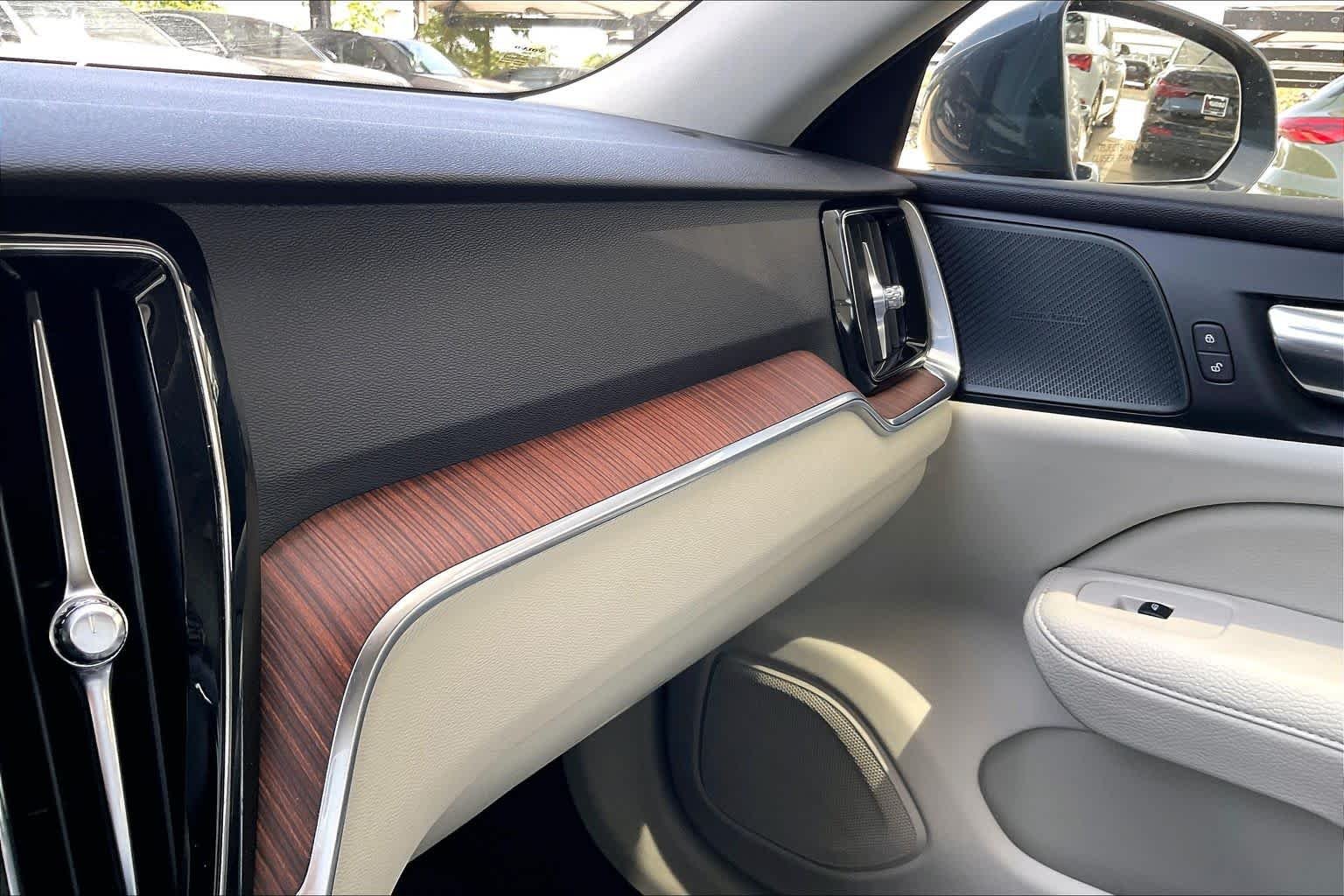 Used 2019 Denim Blue Metallic Volvo Momentum image 33