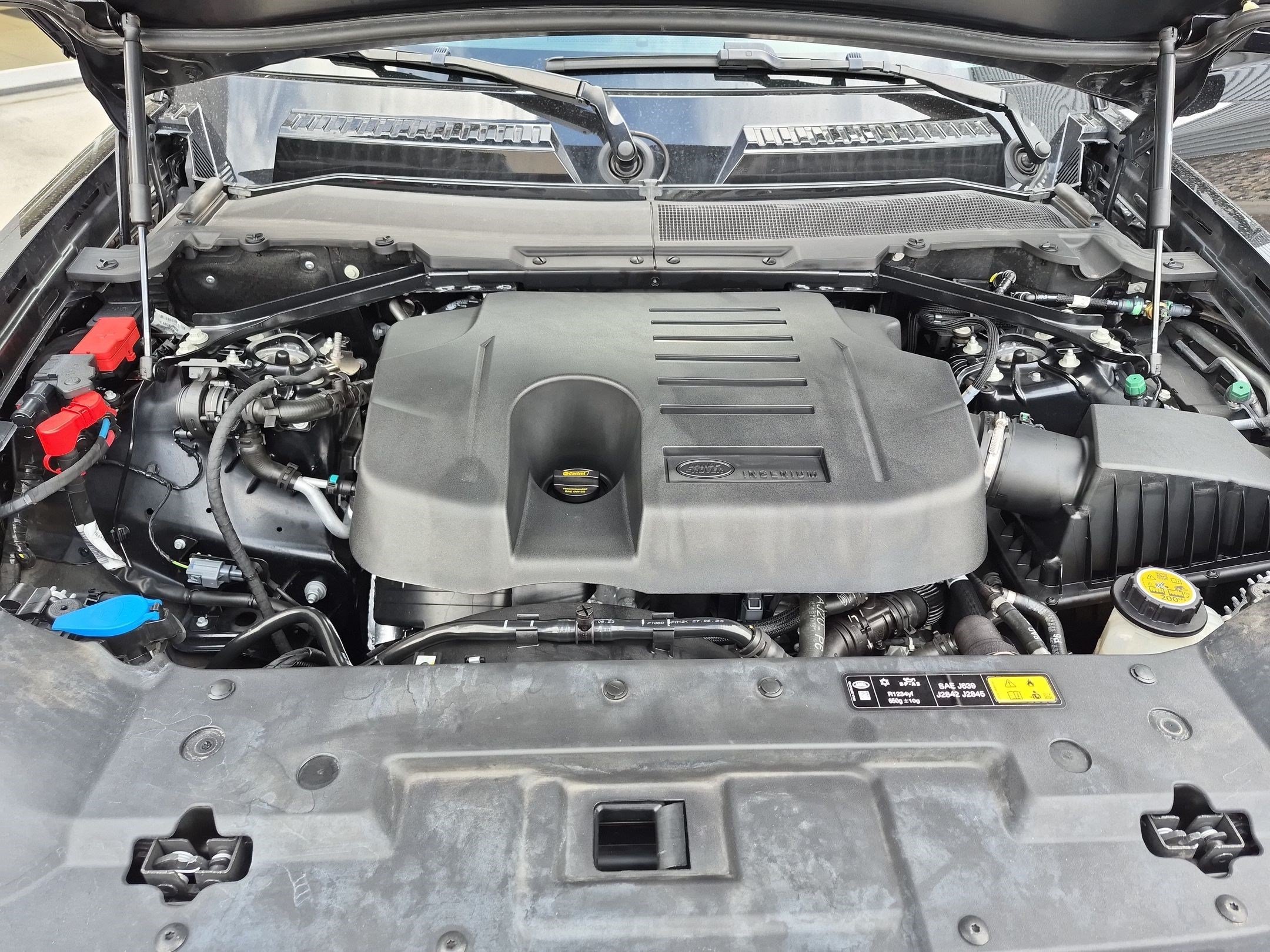 Used 2024 Black Land Rover X-Dynamic SE image 30