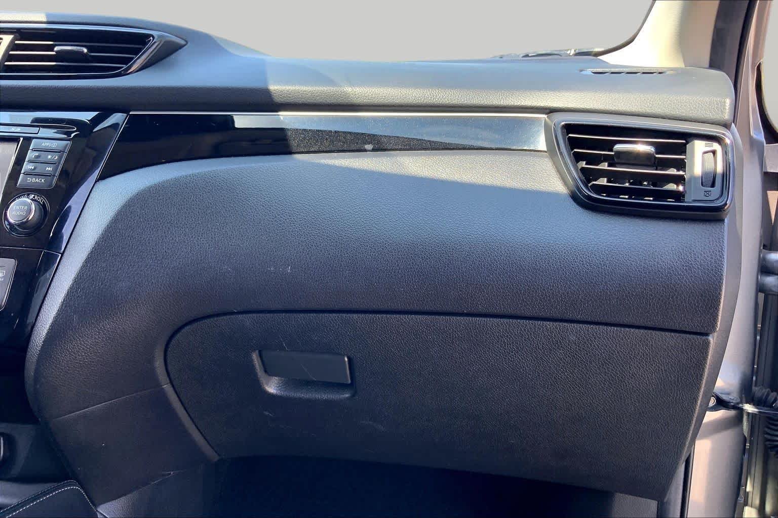 Used 2018 Gun Metallic Nissan SL image 18