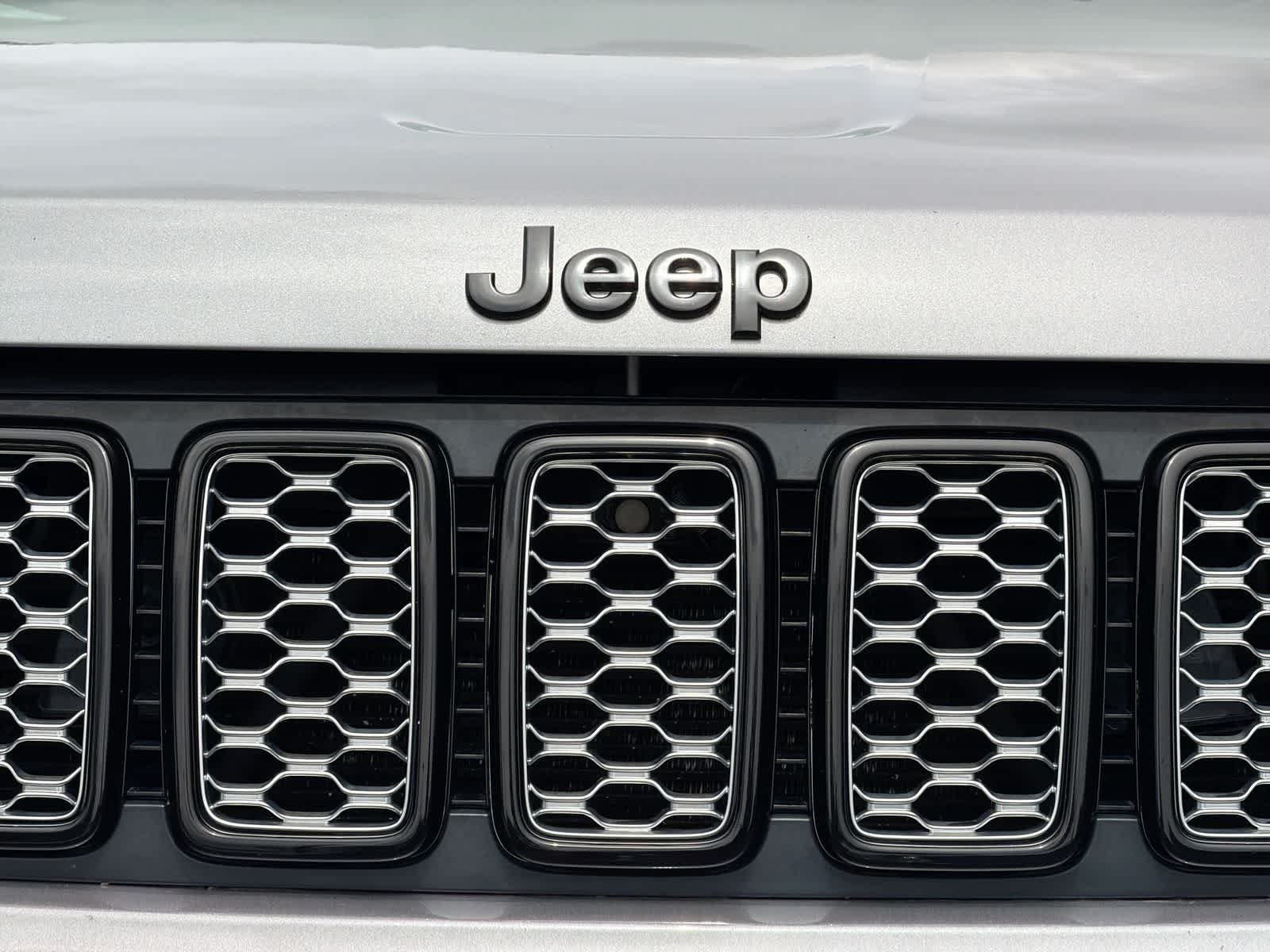 Used 2021 Billet Silver Metallic Clearcoat Jeep Laredo X image 12