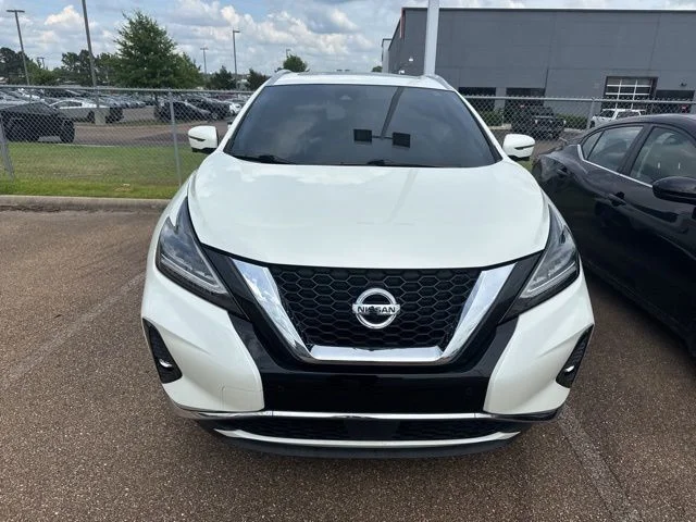 Used 2021 White Nissan Platinum image 3