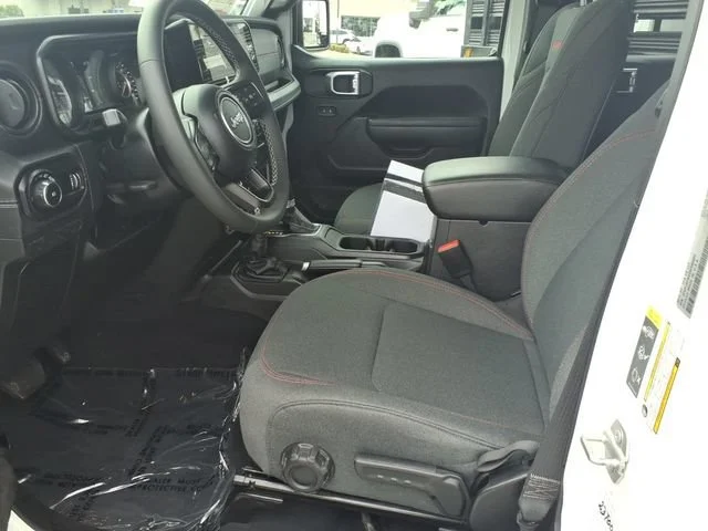 Used 2025 White Jeep 4-Door Rubicon 4x4 image 13