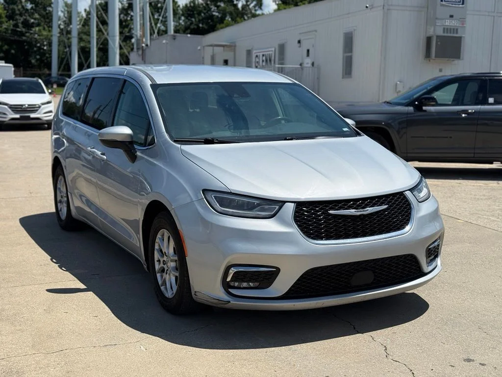 Used 2023 Silver Chrysler Touring L image 4