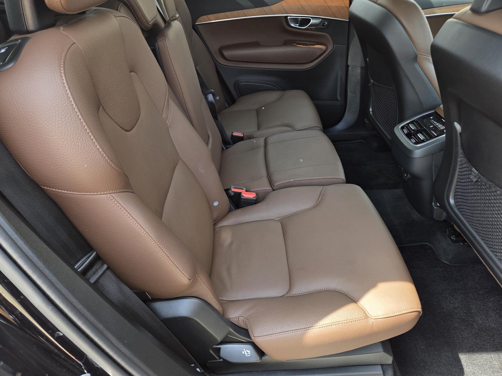 Used 2024 Onyx Black Metallic Volvo Plus Bright Theme image 38