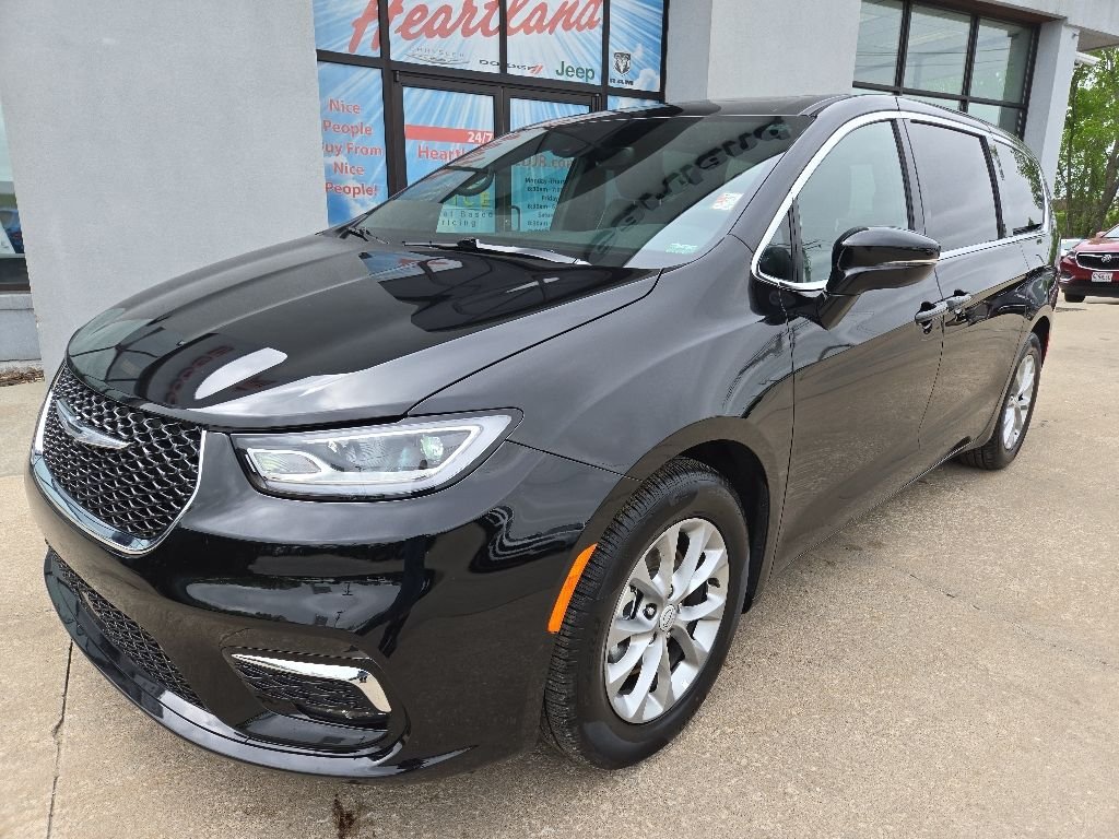Used 2026 Chrysler Pacifica Limited with VIN 2C4RC1GG4TR197966 for sale in Kansas City