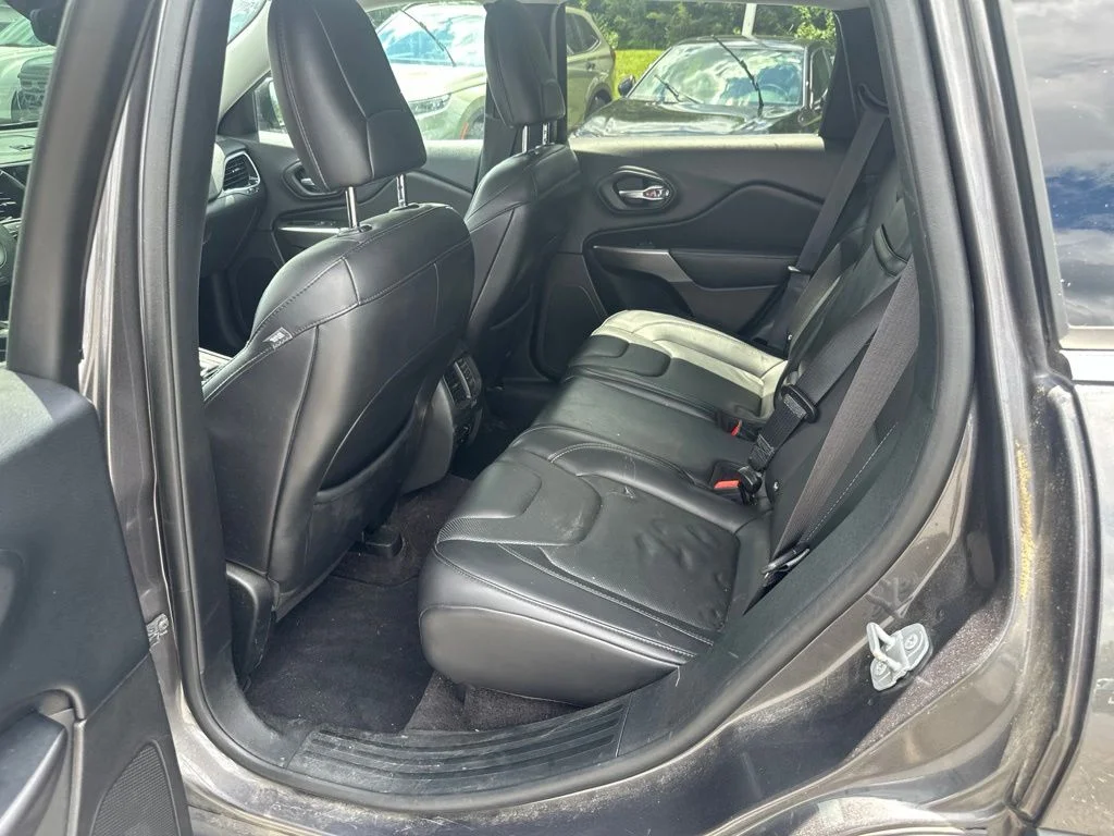 Used 2019 Crystal Metallic Jeep Limited image 10
