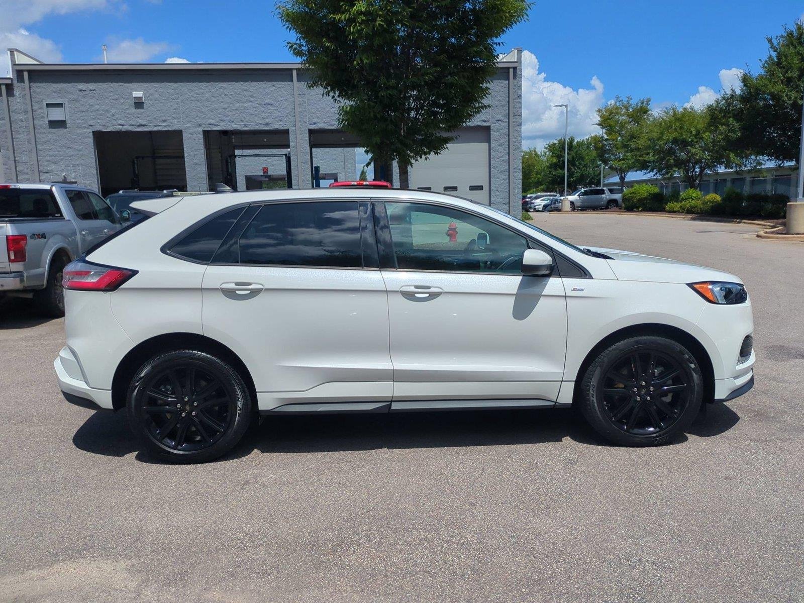 Used 2022 Star White Metallic Tri-Coat Ford ST-Line image 6