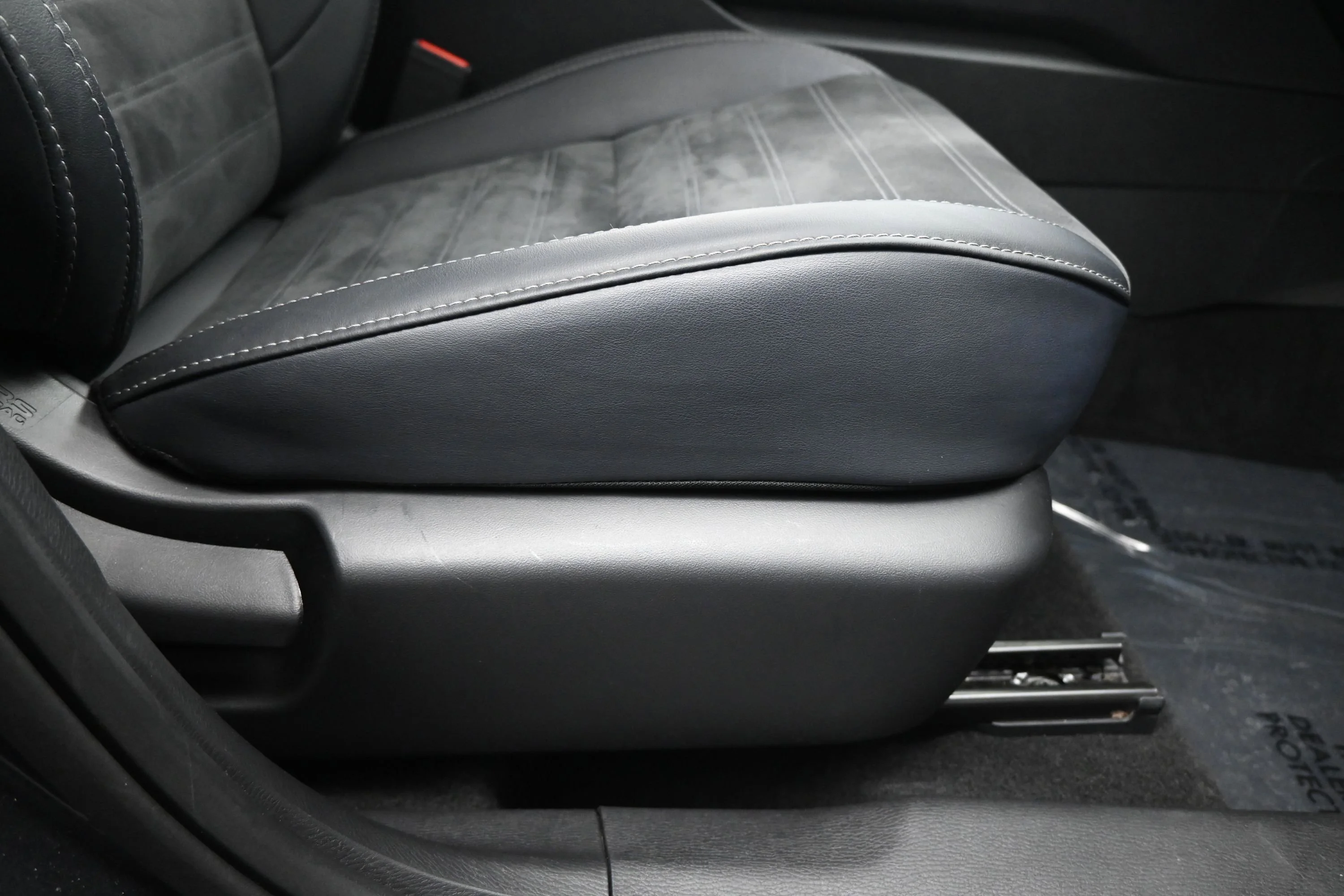 Used 2025  Mitsubishi  image 16