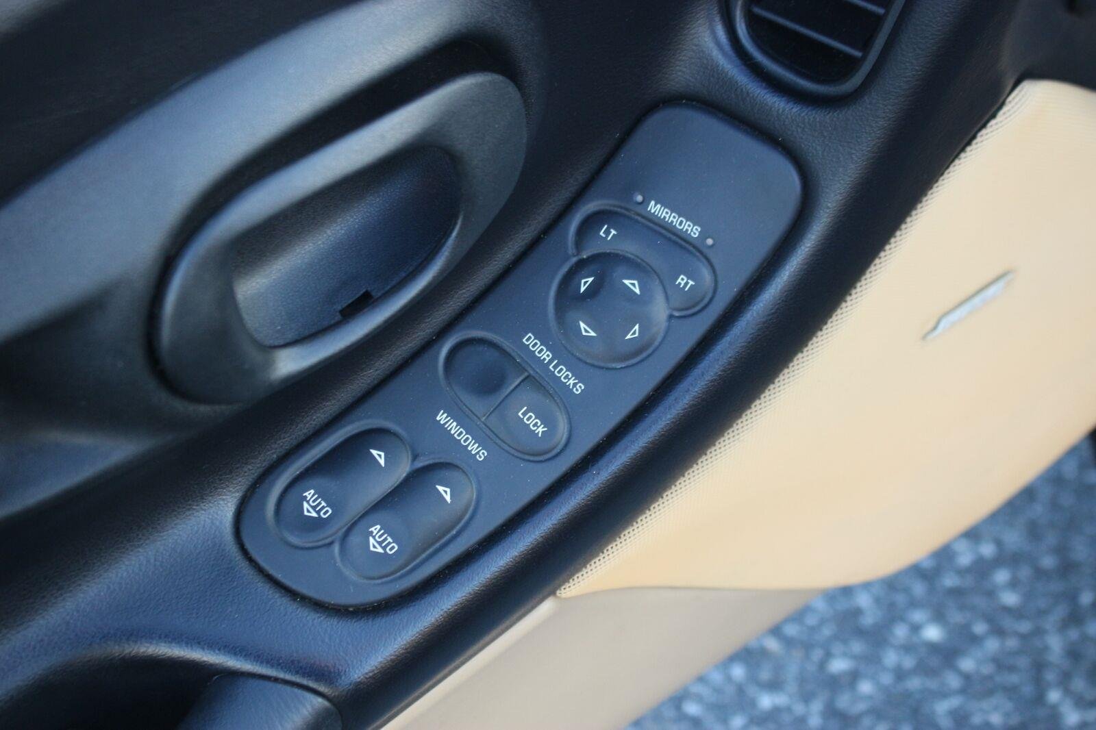 Used 2000 Bowling Green Metallic Chevrolet 2dr Convertible image 11