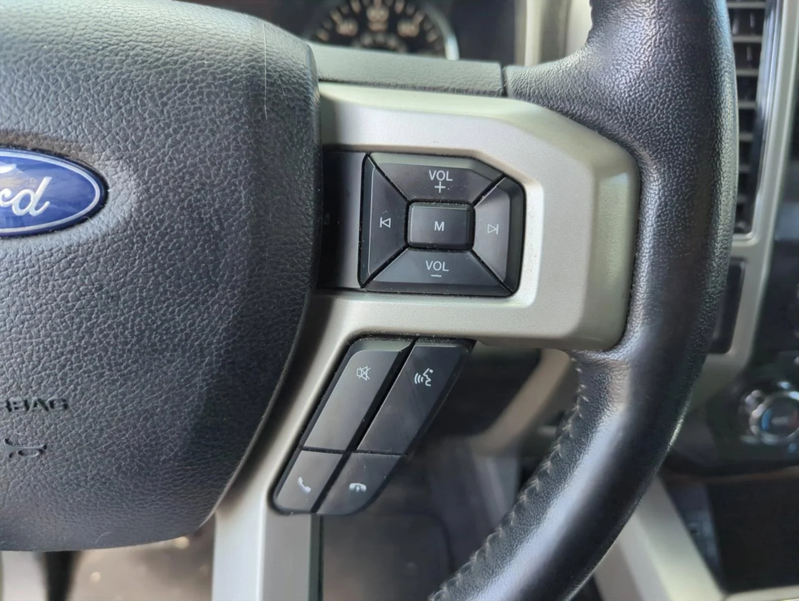 Used 2018 Magnetic Metallic Ford LARIAT image 16