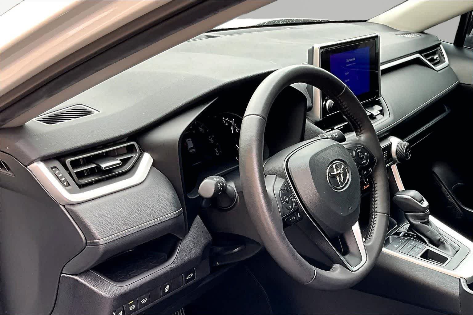Used 2025 Wind Chill Pearl Toyota XLE Premium image 18