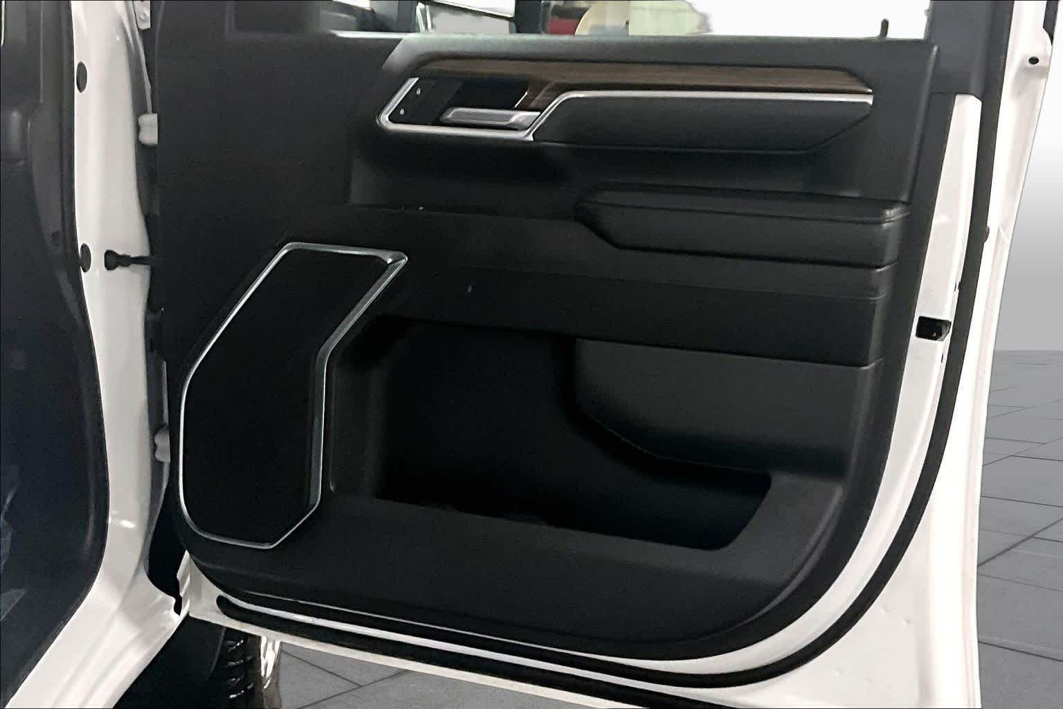 Used 2025 Summit White Chevrolet LT image 23