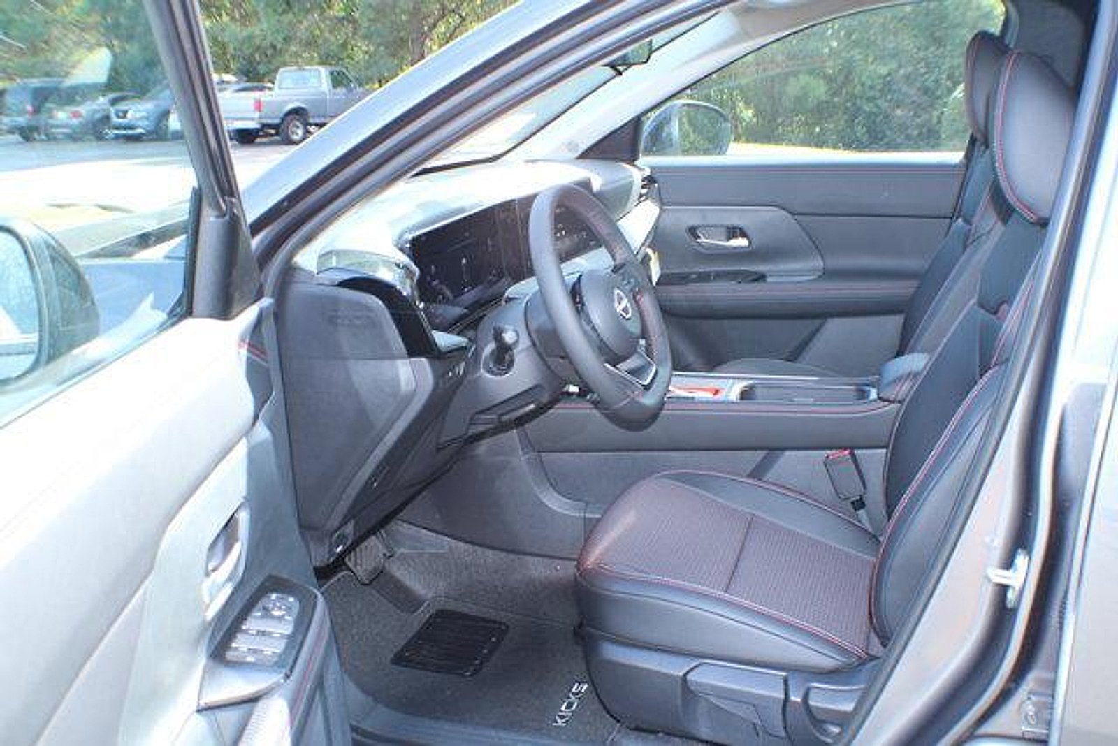 2026 Nissan KICKS SR - Photo 10