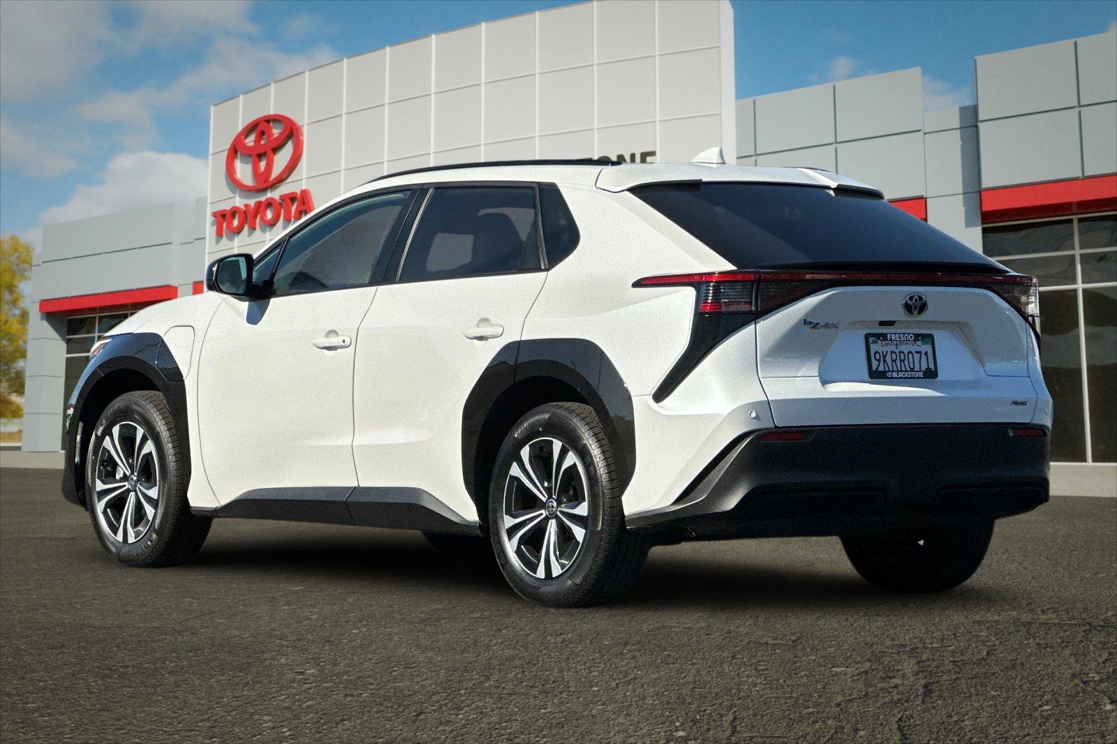 Certified Used 2023 Wind Chill Pearl Toyota XLE image 5