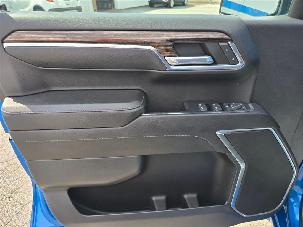 Used 2023 Blue GMC Elevation image 9