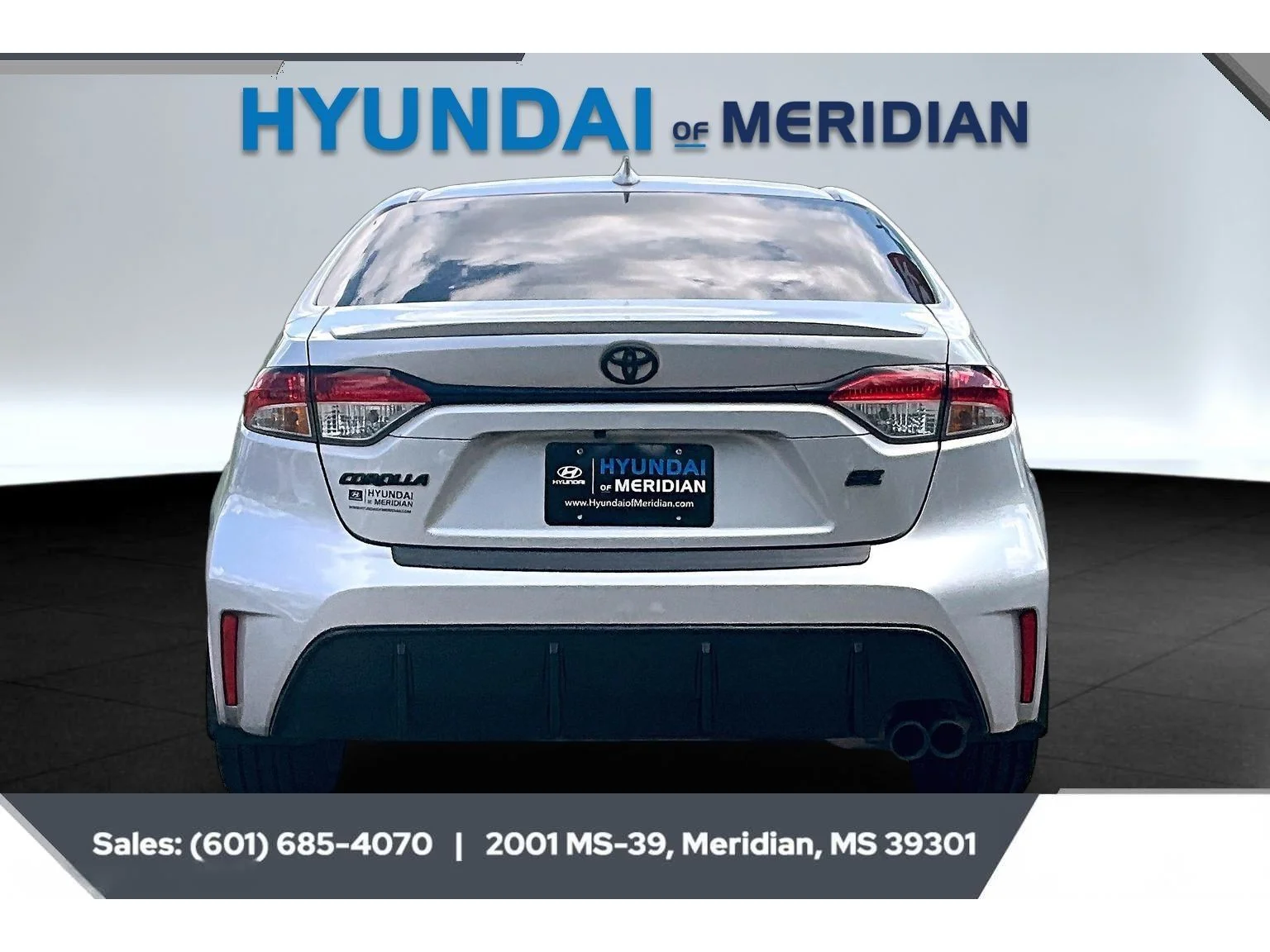 Used 2025 Classic Silver Metallic Toyota SE image 4