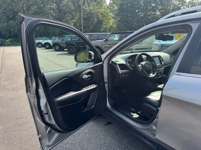 Used 2016 Silver Jeep Limited image 11