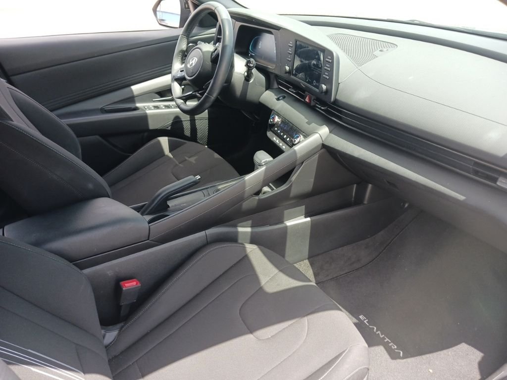 Used 2025 Gray Hyundai SEL Sport image 15