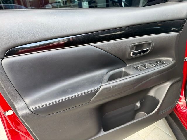 Used 2020 Red Diamond Mitsubishi SE image 17