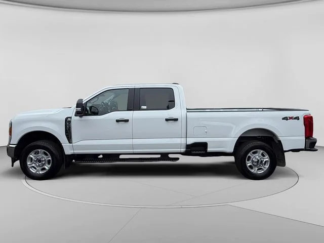 Used 2025 Oxford White Ford XLT image 2
