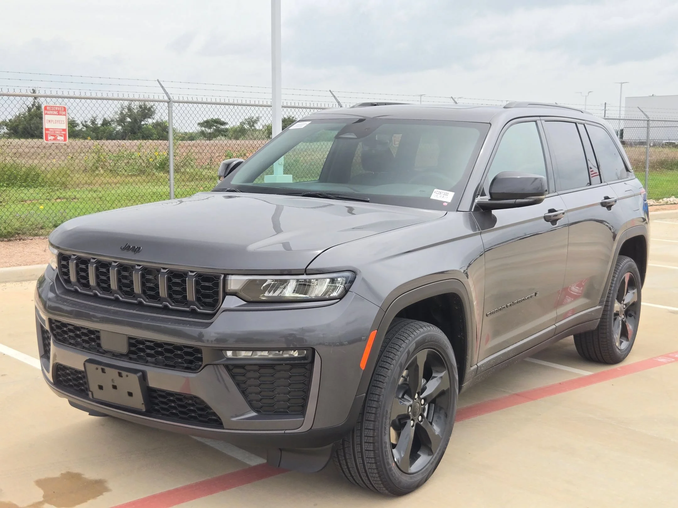 New 2026 Baltic Gray Metallic Clear-Coat Exterior Paint Jeep Limited image 7