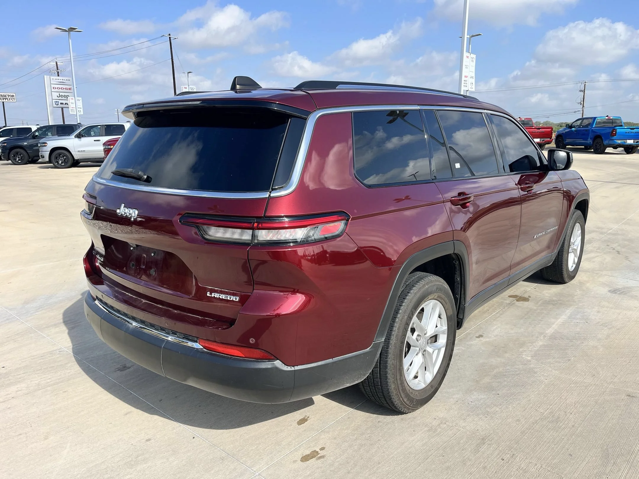 Used 2022 Red Jeep Laredo image 3