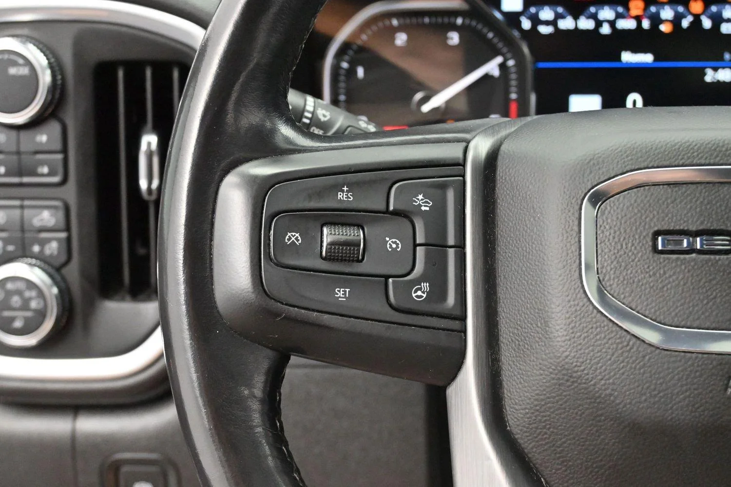 Used 2022 White Frost Tricoat GMC Denali image 17