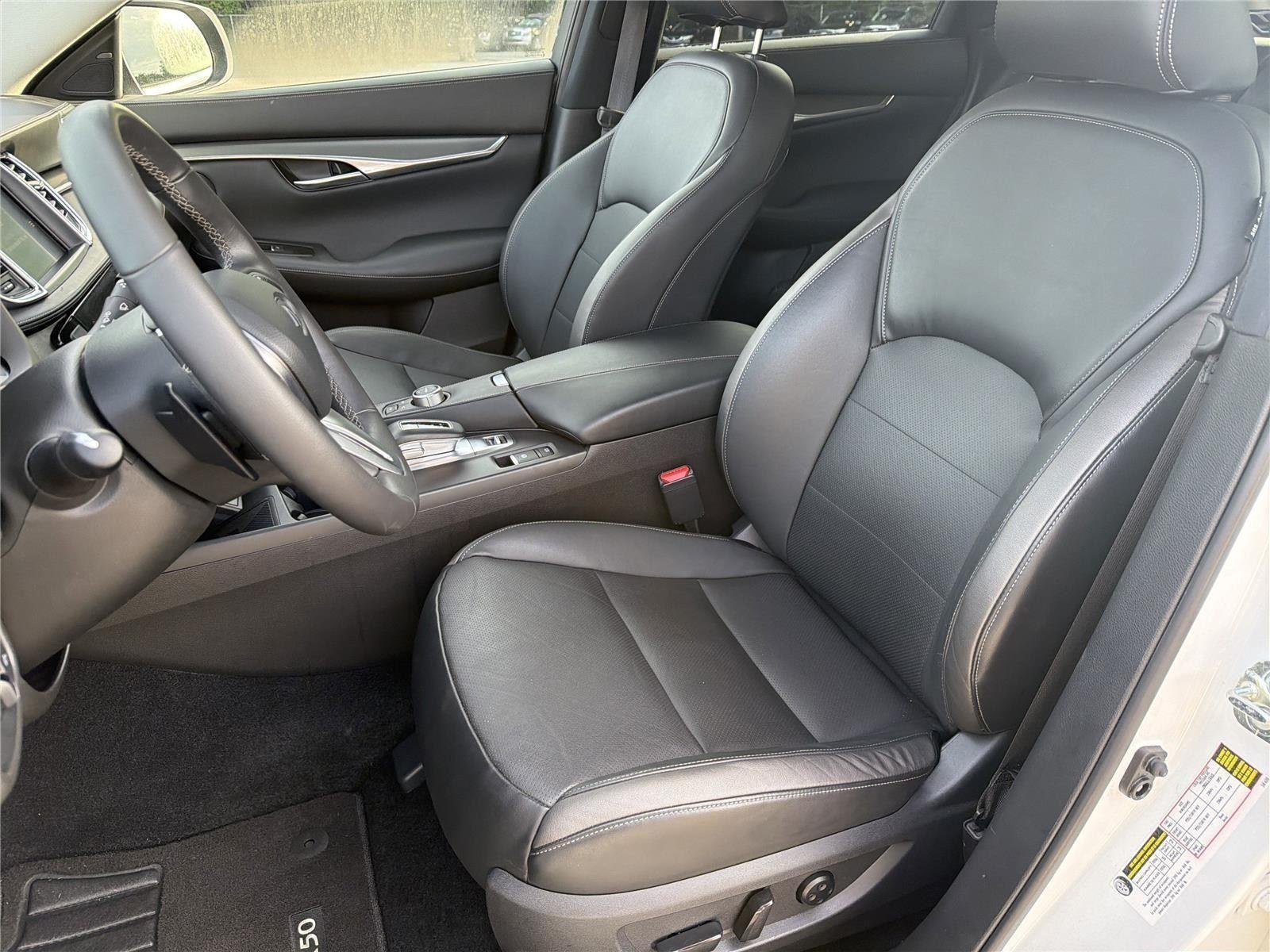 Used 2024 Radiant White INFINITI LUXE image 28